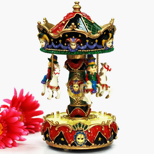 �W�����۵ĉ�(m��ng)�����D(zhu��n)ľ�R����(l��)��