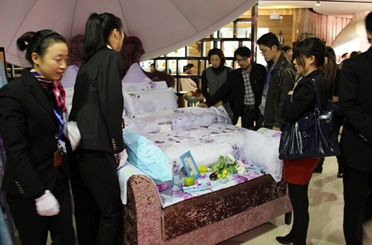 �Ӊ�(m��ng)�R2012��Ʒӆ؛��(hu��)����עĿ