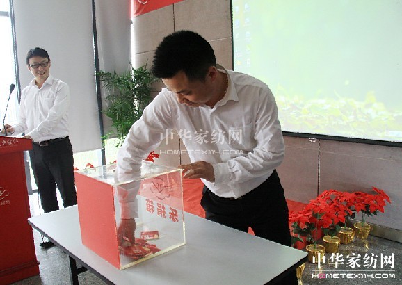 �Ϸ�����ж�32�d�����ػݹ�(ji��)�A�M��Ļ