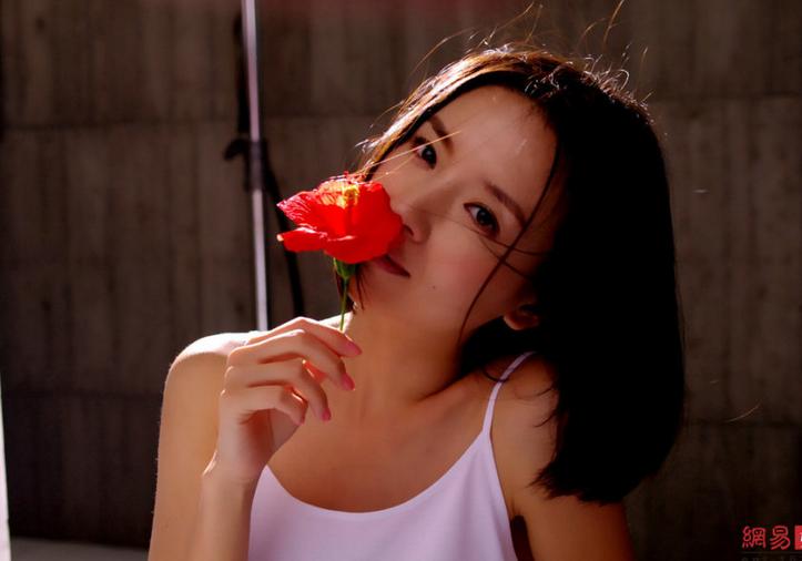 董潔為新歌拍寫真