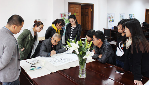 �Ҽ�ɫ�ʑ�(y��ng)�ú����L�O(sh��)Ӌ��Ӗ(x��n)���A�M�Y(ji��)��