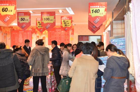 ף�Rɼɼ�Ҽ�2015������Ʒ�l(f��)����(hu��)�A�M��Ļ