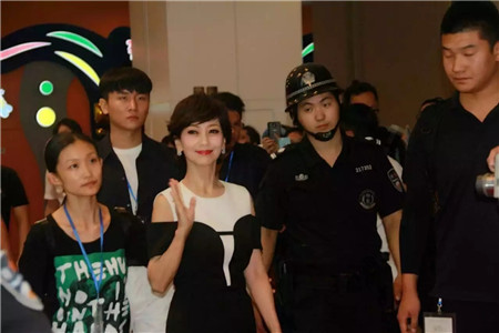 �w��֥�@�G���಩��Ҽ�����ɼ���W���R˹��(zhu��n)�u(m��i)��������F(xi��n)��(ch��ng)