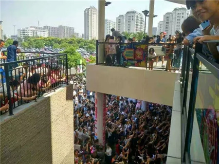 �w��֥�@�G���಩��Ҽ�����ɼ���W���R˹��(zhu��n)�u(m��i)��������F(xi��n)��(ch��ng)