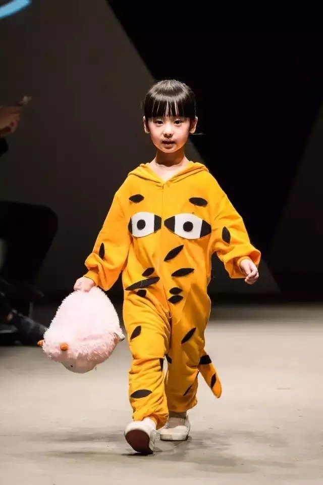 �r(sh��)���O(sh��)Ӌ(j��)���R��FASHIONSHOWCASE���z�����ɞ麼�ݕr(sh��)��ƽ�_