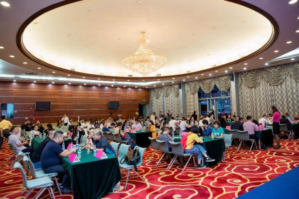 ���ڶYƷ�Ҿ�չ����ʢ��Ļȫ�̸������c����