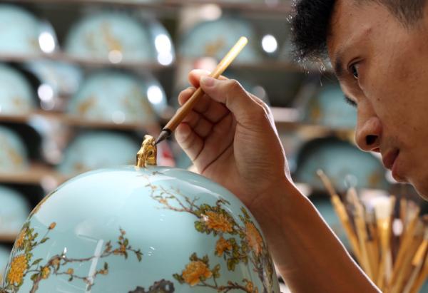 ���ڶYƷ�Ҿ�չ����ʢ��Ļȫ�̸������c����