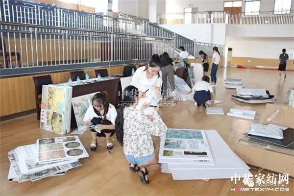 �ư���һ��(ch��ng)ɫˇ�p�^�Į��������ں�������չ�_����