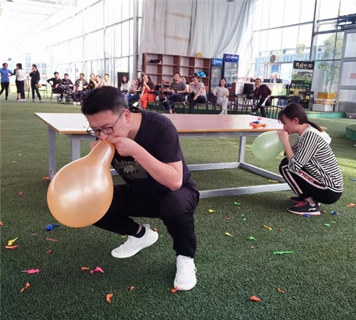 �Pʢ����F(tu��n)�����(d��ng)�O��(zh��n)�澳���ƵZͬ�У�