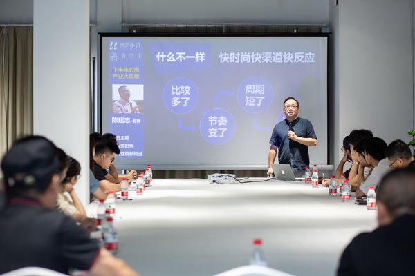 ��������r�����h�r��δ���l(f��)չ�����}Փ���ں��ݽz�IС�(zh��n)�e��