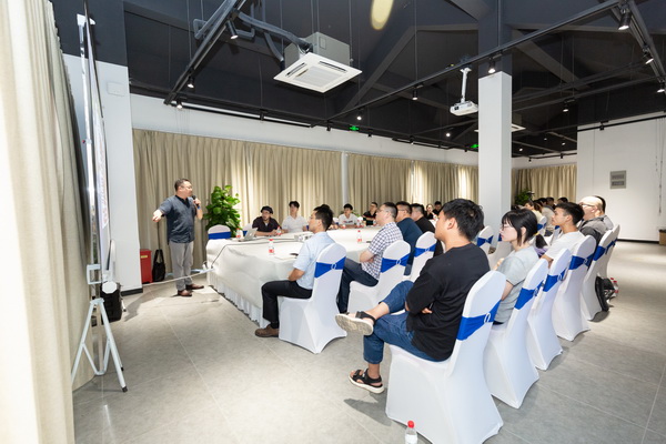 ��������r�� ���h�r��δ���l(f��)չ�����}Փ���ں��ݽz�IС�(zh��n)�e��